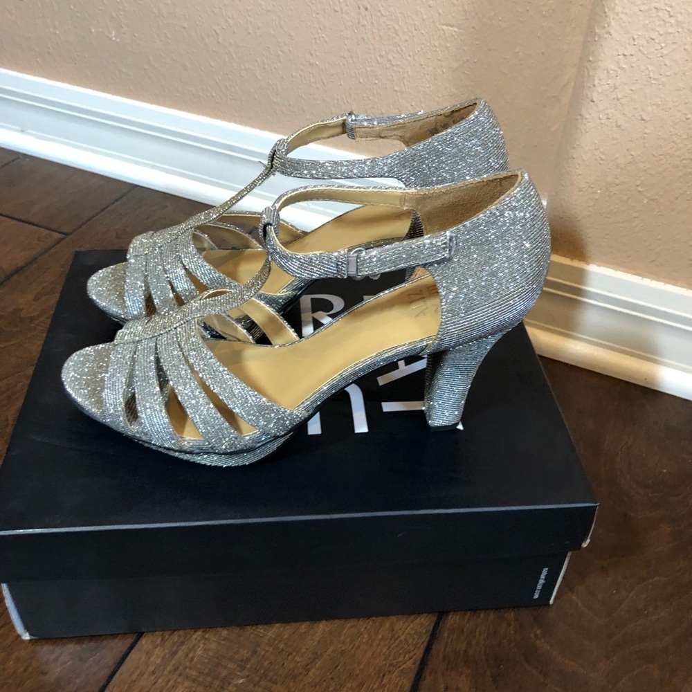 Naturalizer new in box metallic gold heels - Picture 4 of 6